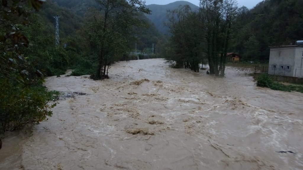 ZONGULDAK'TA SAĞANAK VE FIRTINANIN ARDINDAN HEYELAN ZONGULDAK-EREĞLİ KARAYOLUNDA UZUN ARAÇ KUYRUKLARI OLUŞTU