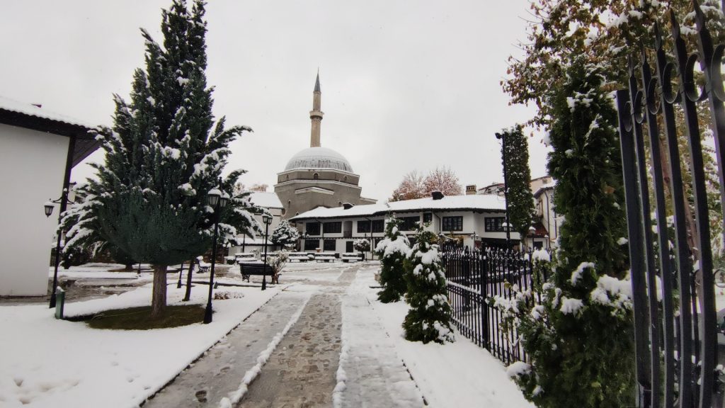 KOSOVA'DA KAR YAĞIŞI KARTPOSTALLIK GÖRÜNTÜLER OLUŞTURDU