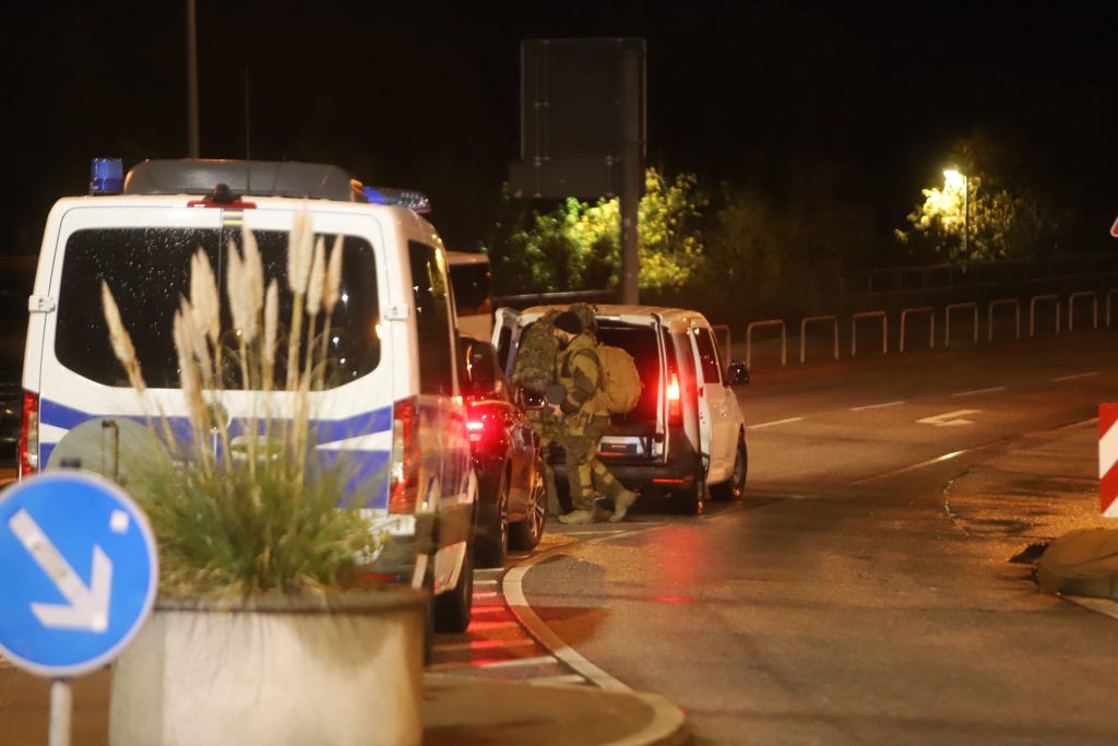 Hamburg airport closed after armed man breaches security