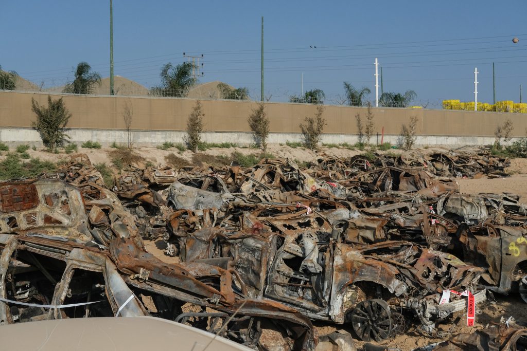 İSRAİL'DE ÇATIŞMALARDA HURDAYA ÇIKAN SİVİL ARAÇLAR NOVİTOT'TA TOPLANIYOR