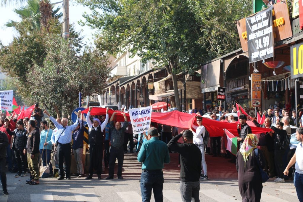 ŞANLIURFA'DA KANLI ÇOCUK AYAKKABILARI İLE GAZZE'DEKİ KATLİAMA DİKKAT ÇEKİLDİ
