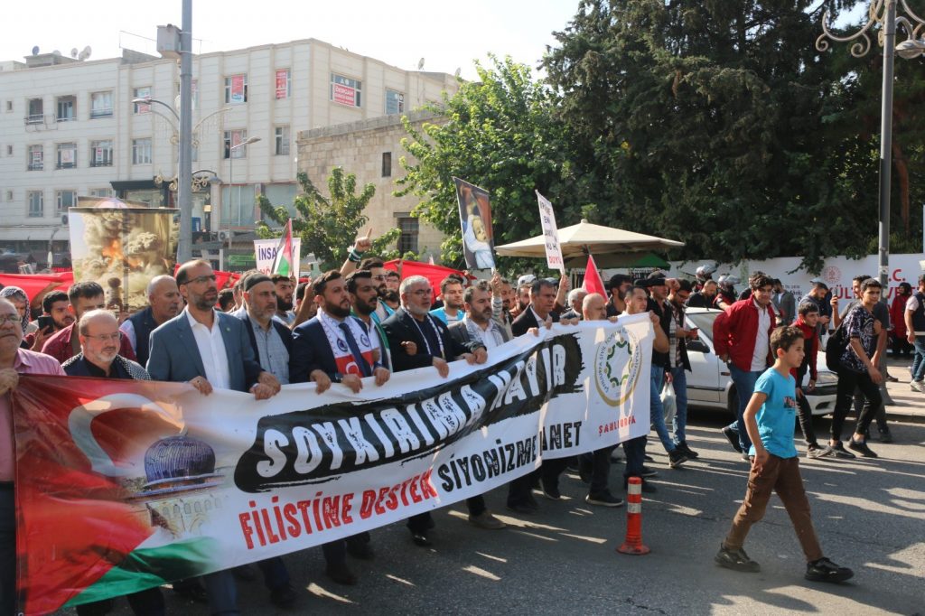 ŞANLIURFA'DA KANLI ÇOCUK AYAKKABILARI İLE GAZZE'DEKİ KATLİAMA DİKKAT ÇEKİLDİ