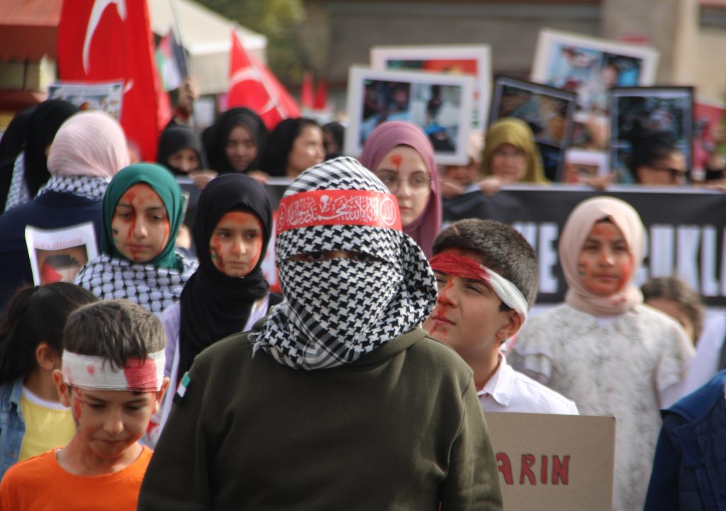 GAZZELİ ÇOCUKLAR VE ANNELER İÇİN 'SESSİZ YÜRÜYÜŞ' DÜZENLENDİ