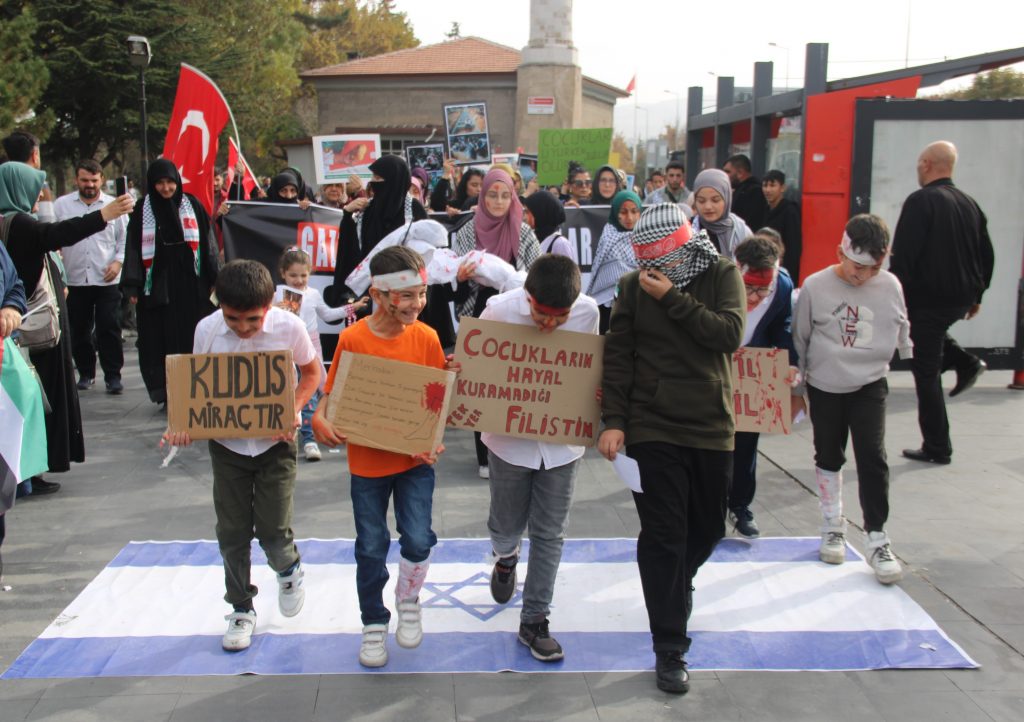 GAZZELİ ÇOCUKLAR VE ANNELER İÇİN 'SESSİZ YÜRÜYÜŞ' DÜZENLENDİ
