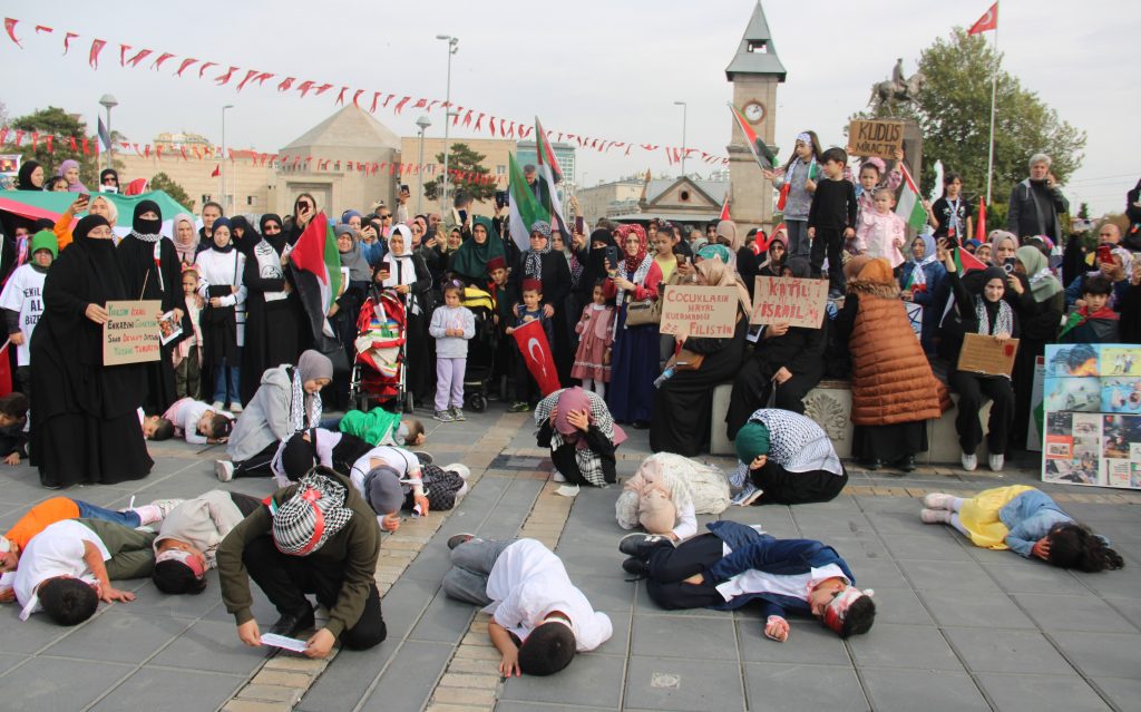 GAZZELİ ÇOCUKLAR VE ANNELER İÇİN 'SESSİZ YÜRÜYÜŞ' DÜZENLENDİ