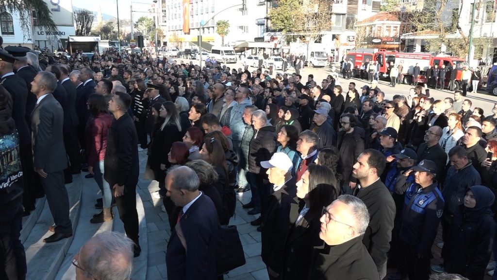 09.05'TE GÖZYAŞLARI DAMLA DAMLA DÜŞTÜ BURSA'DA SİRENLERİN ÇALMASIYLA HAYAT DURDU