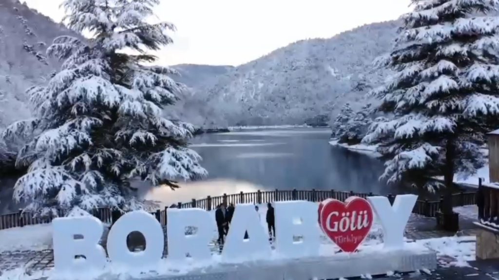 BORABOY GÖLÜ'NDE YAĞAN KARLA KARTPOSTALLIK MANZARALAR ORTAYA ÇIKTI