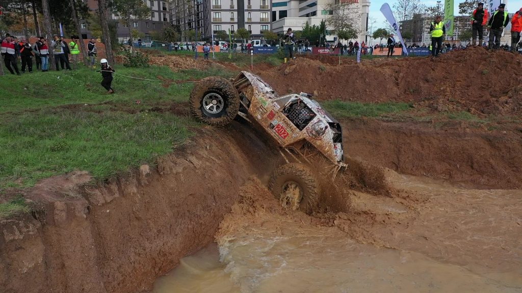 PENDİK'TE DEV ARAZİ ARAÇLARININ ENGELLİ PARKURDA OFF-ROAD YARIŞLARI NEFES KESTİ AKSİYON DOLU OFF-ROAD YARIŞLARI HAVADAN GÖRÜNTÜLENDİ