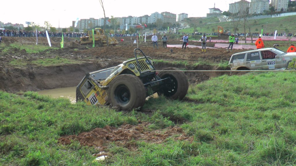 PENDİK'TE DEV ARAZİ ARAÇLARININ ENGELLİ PARKURDA OFF-ROAD YARIŞLARI NEFES KESTİ AKSİYON DOLU OFF-ROAD YARIŞLARI HAVADAN GÖRÜNTÜLENDİ
