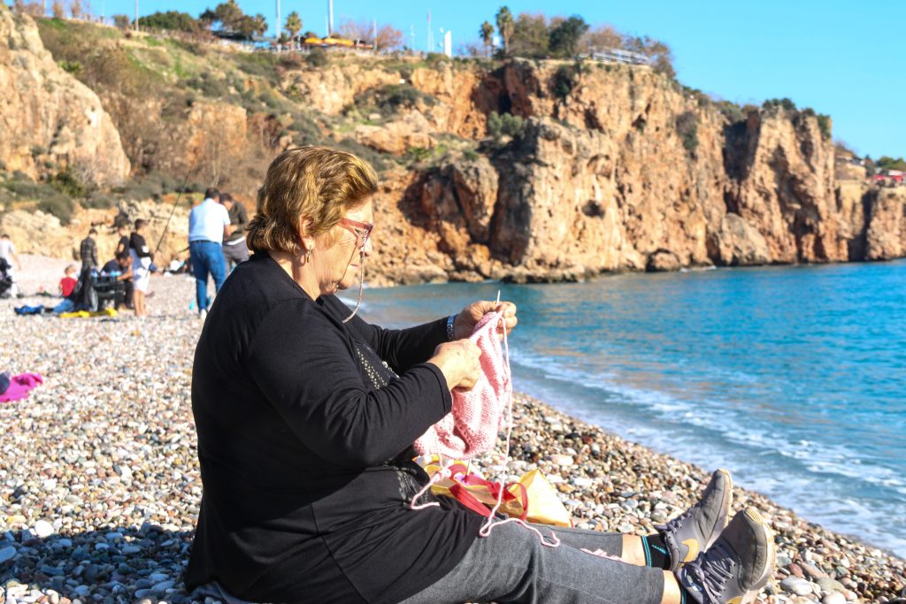 ANTALYA'DA YAZ AYLARINI ARATMAYAN HAVAYI GÖRENLER SAHİLE KOŞTU