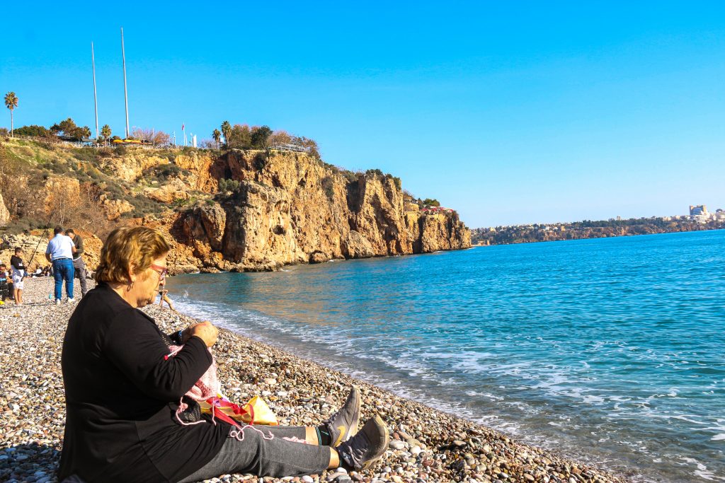 ANTALYA'DA YAZ AYLARINI ARATMAYAN HAVAYI GÖRENLER SAHİLE KOŞTU