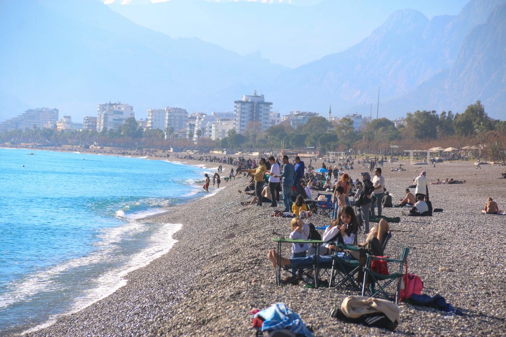 ANTALYA'DA YAZ AYLARINI ARATMAYAN HAVAYI GÖRENLER SAHİLE KOŞTU