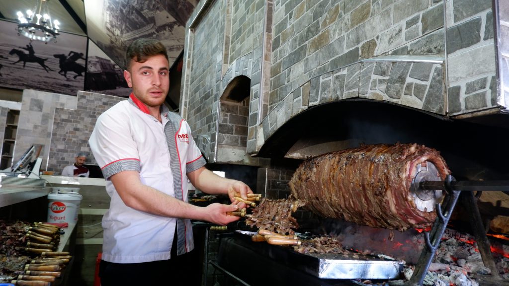 DÜNYANIN EN İYİ 100 LEZZETİ BELLİ OLDU, CAĞ KEBAP 20'NCİ SIRADA CAĞ KEBAP DÜNYA LEZZETLERİNDEN BİRİSİ SEÇİLDİ, BU PRESTİJLİ LİSTEYE 8 TÜRK YEMEĞİ DE DAHİL OLDU
