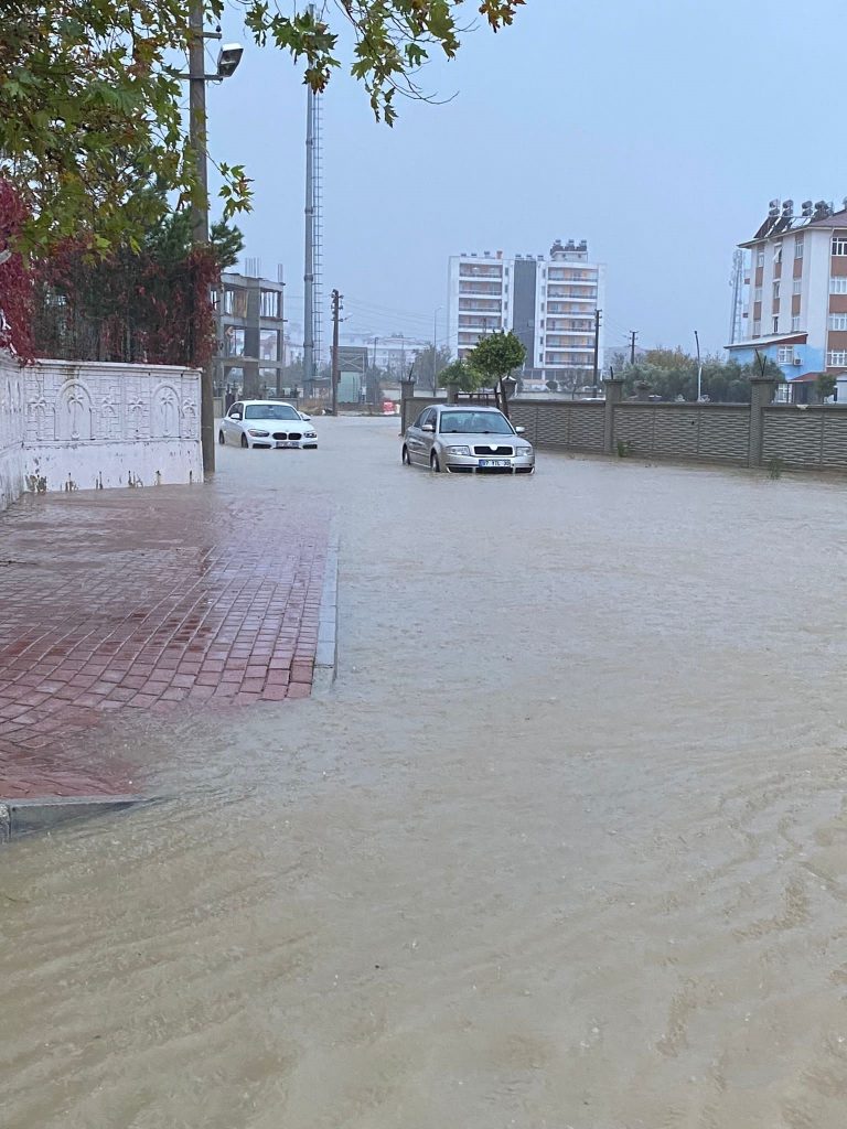 ANTALYA'DA YAĞIŞ HAYATI OLUMSUZ ETKİLEDİ: ARAÇLAR YOLDA KALDI, EVLERİ SU BASTI