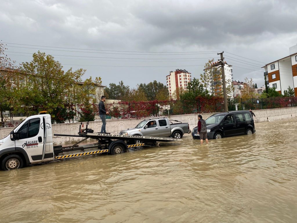 ANTALYA'DA YAĞIŞ HAYATI OLUMSUZ ETKİLEDİ: ARAÇLAR YOLDA KALDI, EVLERİ SU BASTI