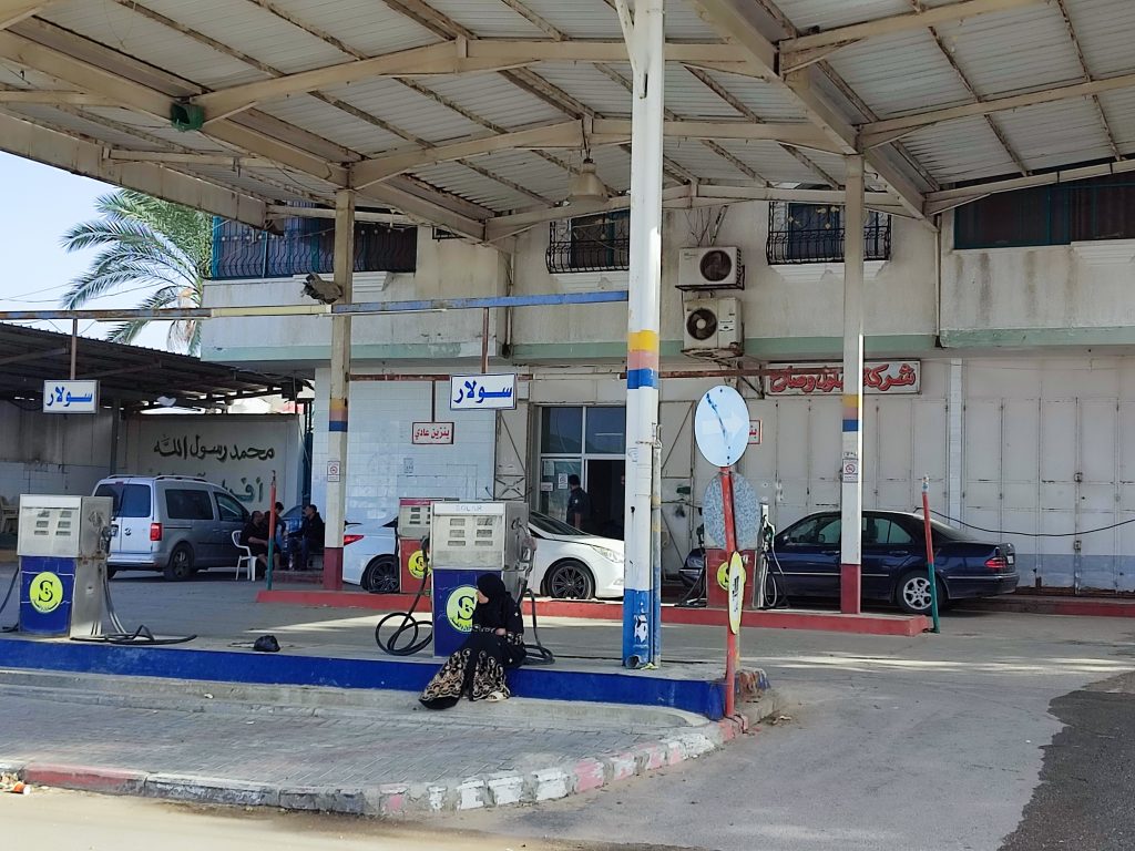 GAZZE'DEKİ FİLİSTİNLİLER GAZ İÇİN SAATLERCE SIRA BEKLİYOR