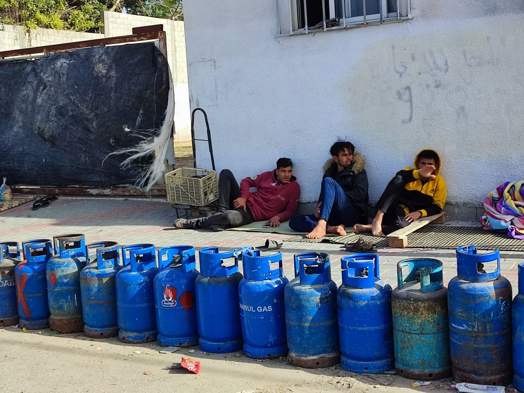 GAZZE'DEKİ FİLİSTİNLİLER GAZ İÇİN SAATLERCE SIRA BEKLİYOR