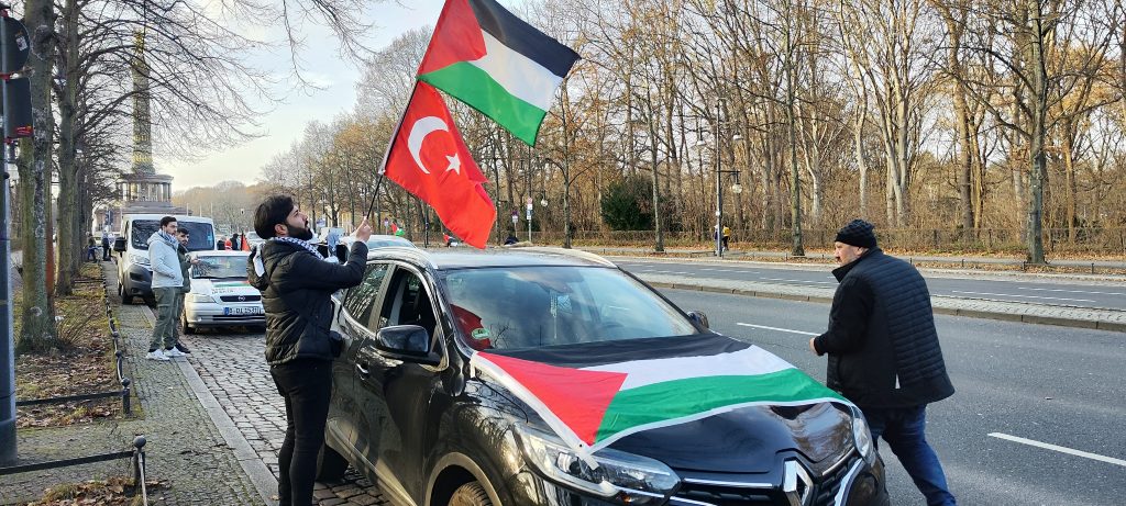 BERLİN'DE FİLİSTİN'E DESTEK KONVOYU KONVOYDA ÖLDÜRÜLEN FİLİSTİNLİ ÇOCUKLARIN SEMBOLİK CENAZELERİ TAŞINDI
