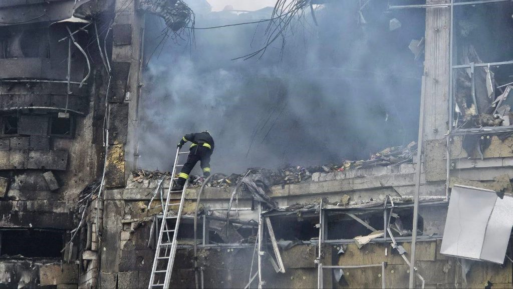 RUSYA, UKRAYNA'YA FÜZE YAĞDIRDI: 12 ÖLÜ, 76 YARALI UKRAYNA ORDUSU: "RUSYA, 158 FÜZE VE İHA KULLANDI"