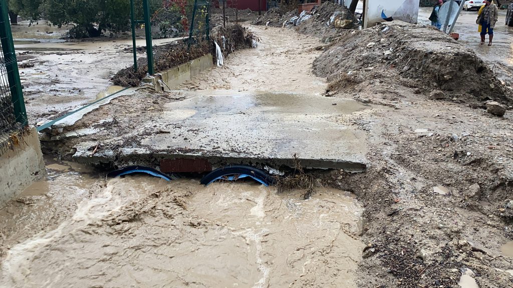 ÇANAKKALE'DE DERE TAŞTI, OTOMOBİL SUYA GÖMÜLDÜ ÇANAKKALE'DE SAĞANAK YAĞIŞ ETKİLİ OLUYOR: CADDELER GÖLE DÖNDÜ, KÜÇÜK SANAYİ SİTESİ'Nİ SU BASTI