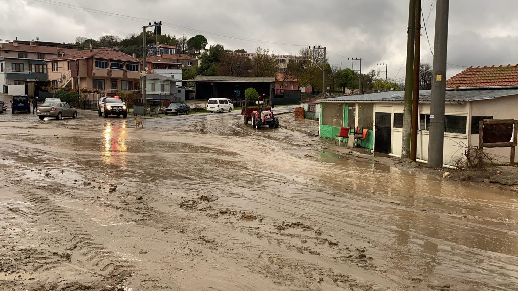 ÇANAKKALE'DE DERE TAŞTI, OTOMOBİL SUYA GÖMÜLDÜ ÇANAKKALE'DE SAĞANAK YAĞIŞ ETKİLİ OLUYOR: CADDELER GÖLE DÖNDÜ, KÜÇÜK SANAYİ SİTESİ'Nİ SU BASTI