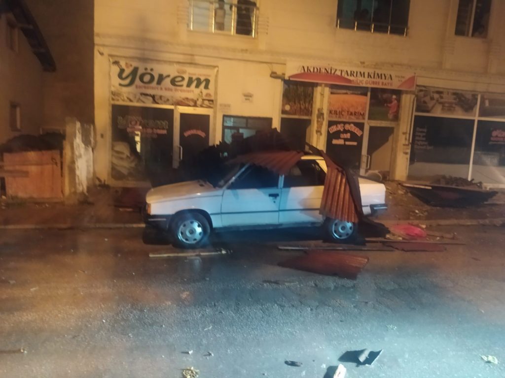 AMASYA'DA FIRTINA: ÇATILAR ARAÇLARIN ÜSTÜNE UÇTU, AĞAÇLAR DEVRİLDİ