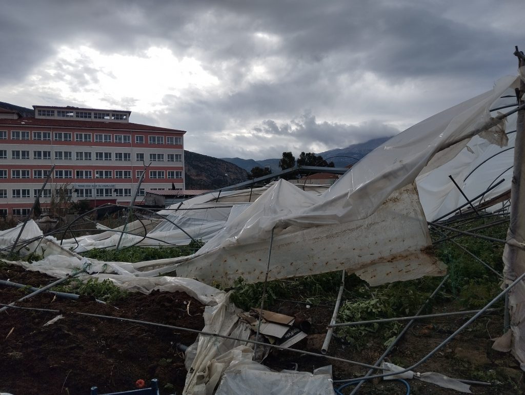 SAMANDAĞ'DA ÇIKAN HORTUM SERALARI YERLE BİR ETTİ DEPREMZEDE VATANDAŞLARI HORTUM VURDU