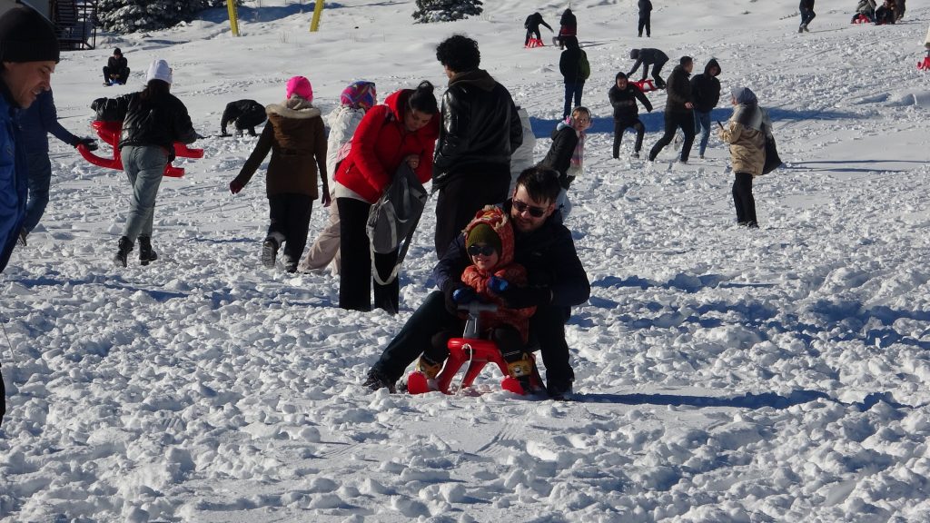 ULUDAĞ'A KAR YAĞDI, VATANDAŞLAR TADINI ÇIKARDI