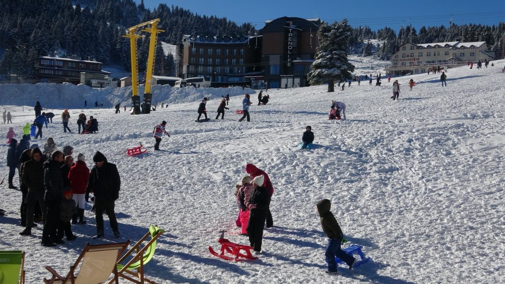 ULUDAĞ'A KAR YAĞDI, VATANDAŞLAR TADINI ÇIKARDI