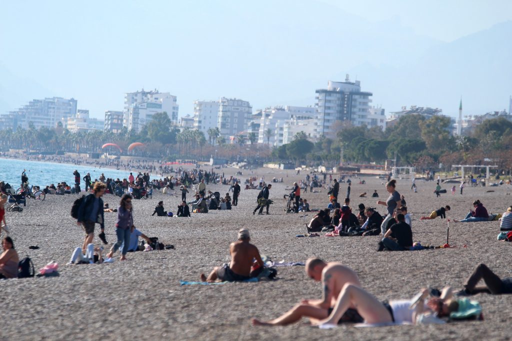 ANTALYA'DA DÜNYACA ÜNLÜ SAHİLDE YILIN SON YOĞUNLUĞU HAVA SICAKLIĞININ 21 DENİZ SUYU SICAKLIĞININ 20,6 DERECE ÖLÇÜLDÜĞÜ KENTTE DENİZ KEYFİ