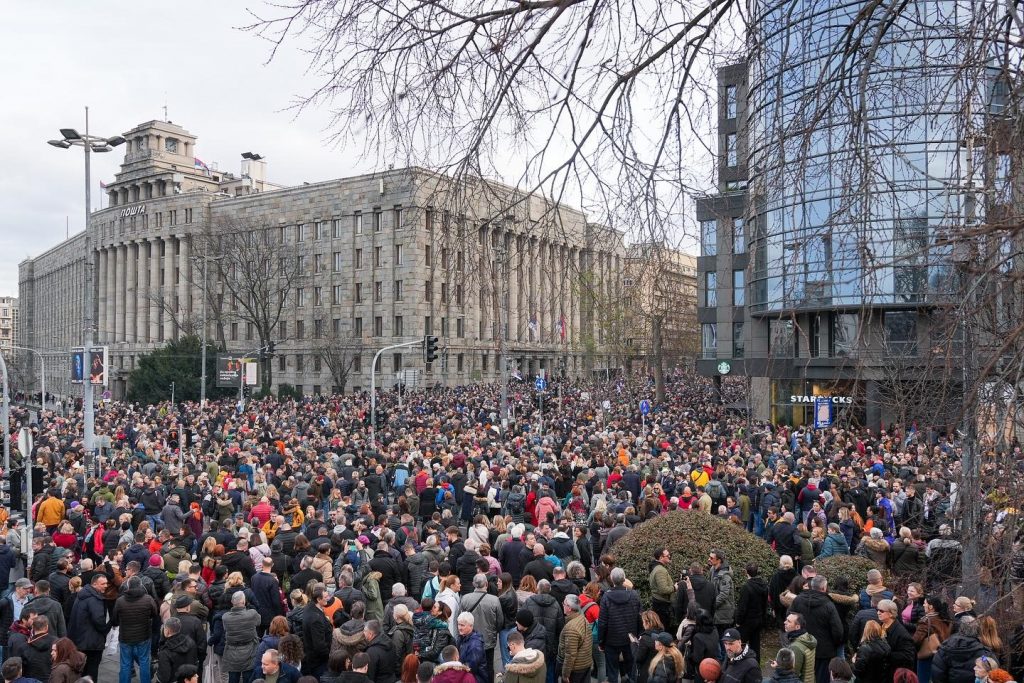 SIRBİSTAN'DA SEÇİM PROTESTOLARI SÜRÜYOR: BİNLERCE KİŞİ SEÇİMLERİN TEKRARINI İSTEDİ