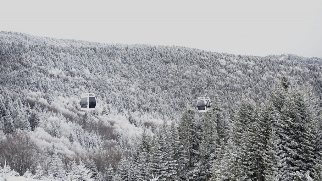 ULUDAĞ'DA TELEFERİK VE TELESİYEJ İZDİHAMI, METRELERCE KUYRUK OLUŞTU METRELERCE TELEFERİK VE TELESİYEJ SIRASI OLUŞTU PİSTLERDE ACEMİ KAYAKÇILAR KAZA ATLATTILAR