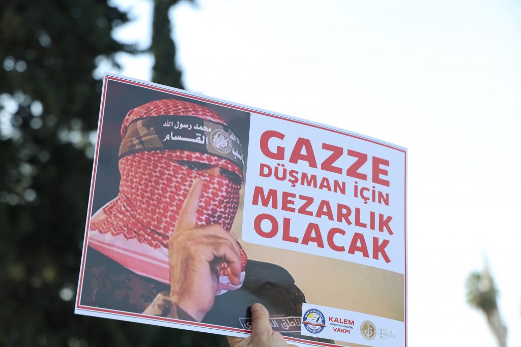 ADANA'DA ŞEHİTLER VE FİLİSTİN İÇİN YÜRÜYÜŞ DÜZENLENDİ