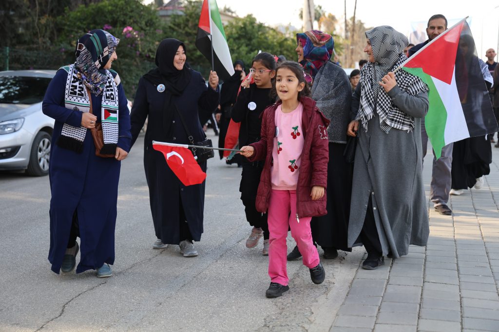 ADANA'DA ŞEHİTLER VE FİLİSTİN İÇİN YÜRÜYÜŞ DÜZENLENDİ