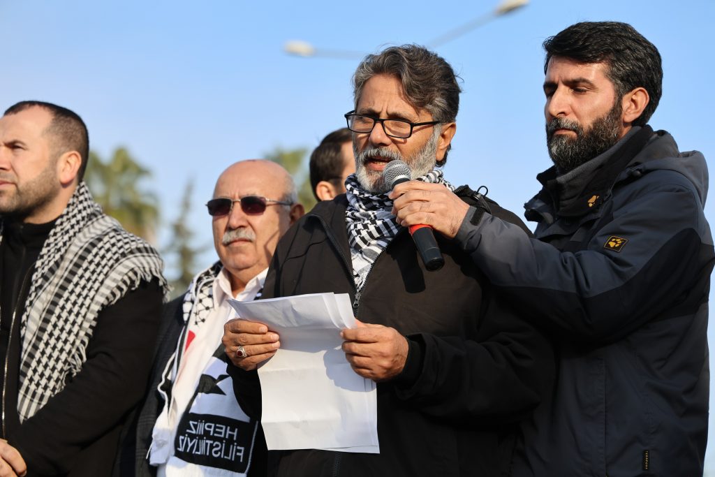 ADANA'DA ŞEHİTLER VE FİLİSTİN İÇİN YÜRÜYÜŞ DÜZENLENDİ