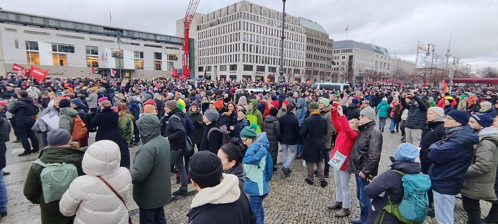 ALMANYA'DA AŞIRI SAĞCI AFD PARTİSİ VE IRKÇILIK KARŞITI PROTESTO