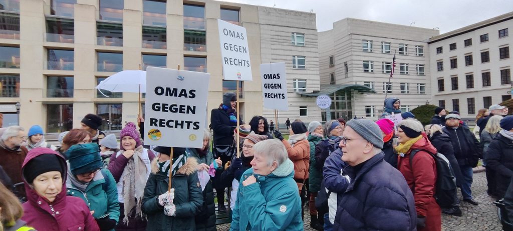 ALMANYA'DA AŞIRI SAĞCI AFD PARTİSİ VE IRKÇILIK KARŞITI PROTESTO