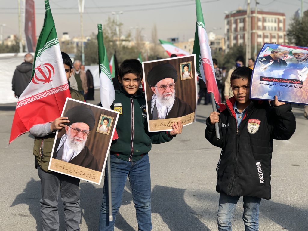 BİNLERCE İRANLI KİRMAN'DAKİ TERÖR SALDIRISINI PROTESTO ETTİ