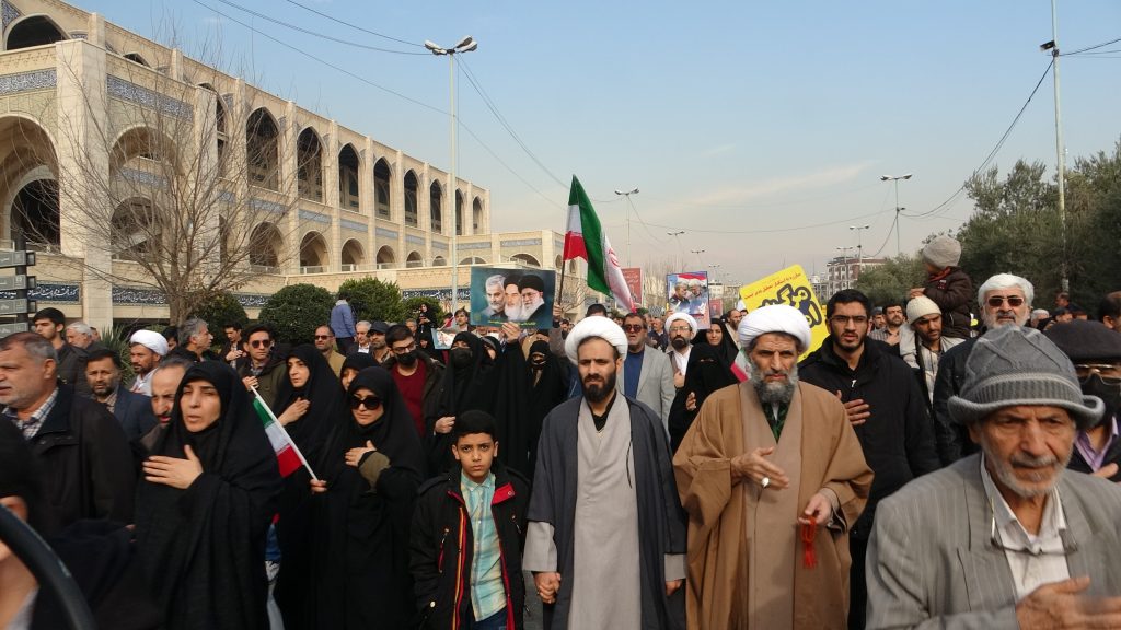 BİNLERCE İRANLI KİRMAN'DAKİ TERÖR SALDIRISINI PROTESTO ETTİ