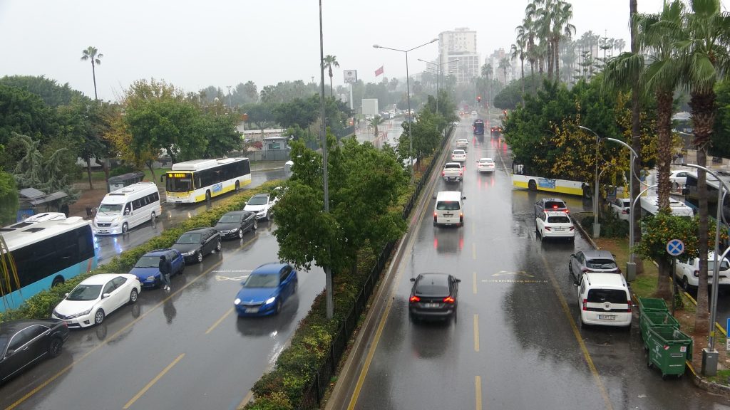MERSİN'DE YAĞIŞLI HAVA ETKİLİ OLMAYA BAŞLADI, AKDENİZ'DE HORTUM ÇIKTI