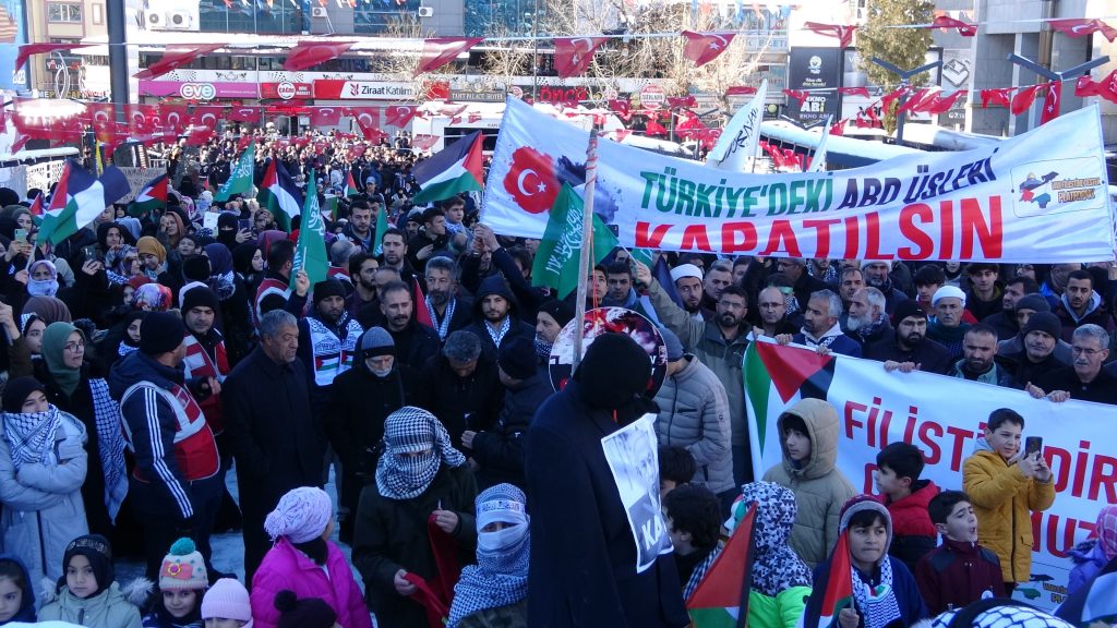 VANLILAR SOĞUK HAVAYA RAĞMEN FİLİSTİN İÇİN YÜRÜDÜ