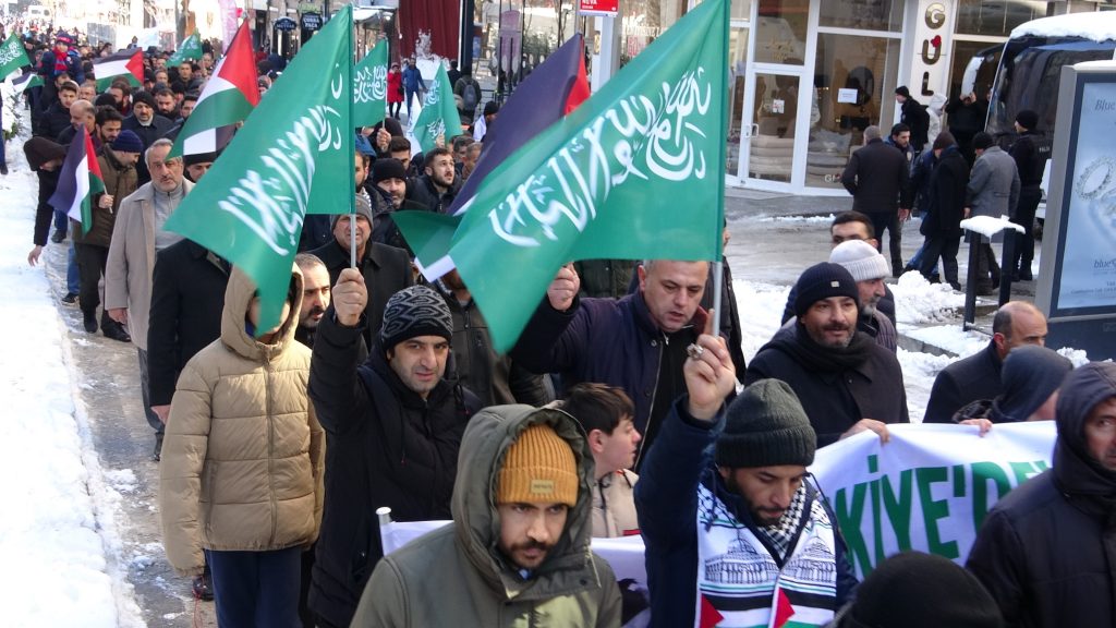 VANLILAR SOĞUK HAVAYA RAĞMEN FİLİSTİN İÇİN YÜRÜDÜ