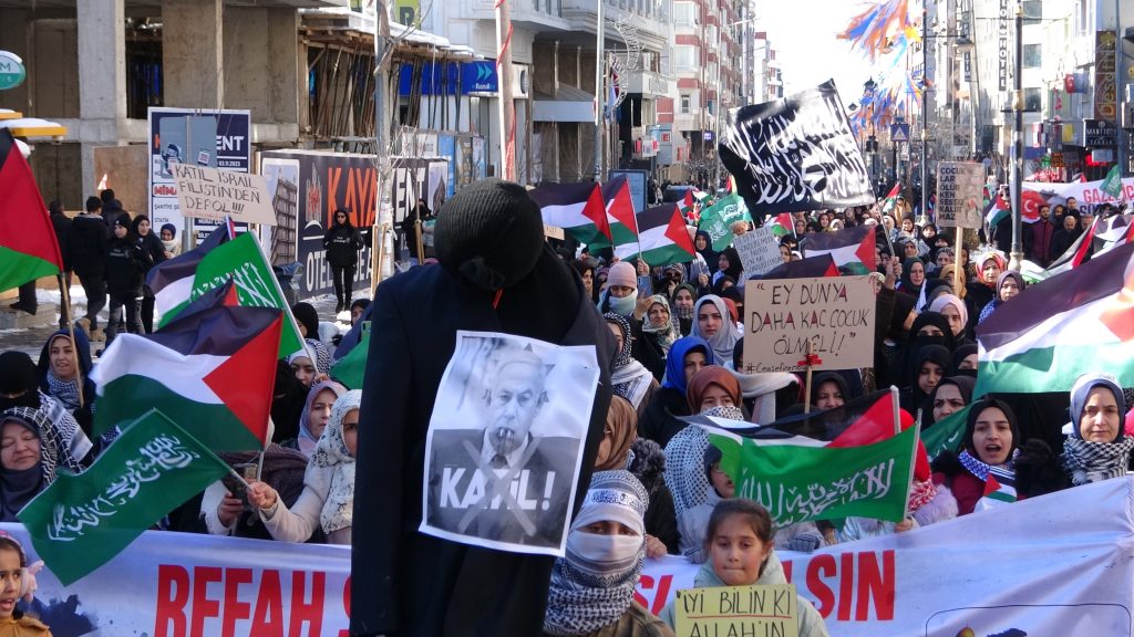 VANLILAR SOĞUK HAVAYA RAĞMEN FİLİSTİN İÇİN YÜRÜDÜ