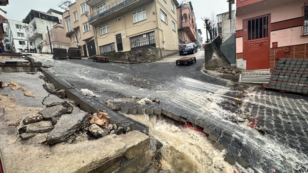 BURSA'DA ŞİDDETLİ YAĞIŞ SONRASI YOLLAR DEREYE DÖNDÜ, EVLERİ SU BASTI