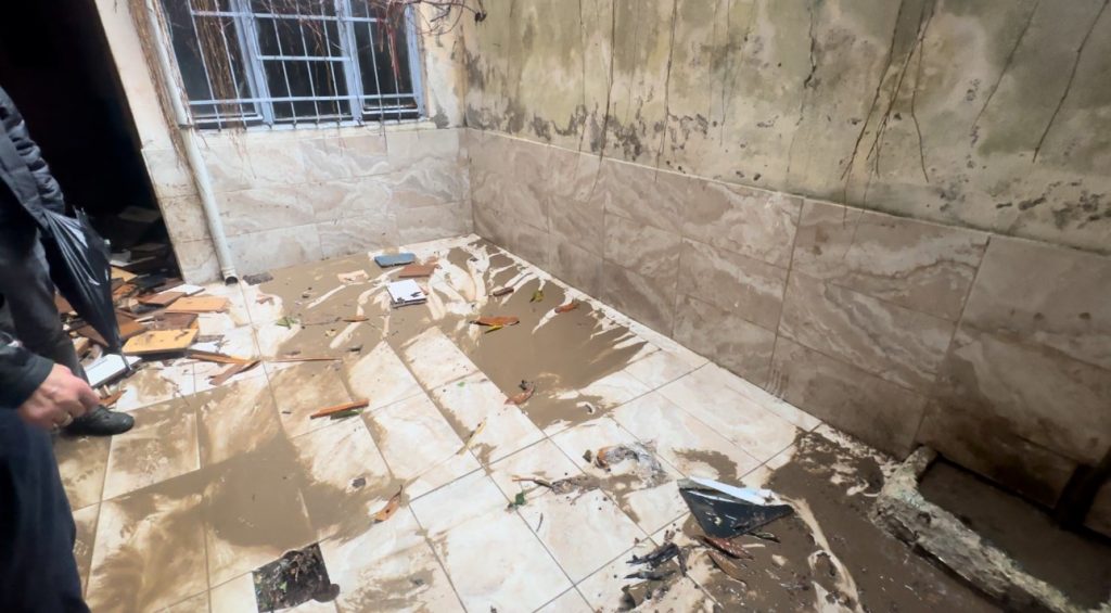BURSA'DA ŞİDDETLİ YAĞIŞ SONRASI YOLLAR DEREYE DÖNDÜ, EVLERİ SU BASTI