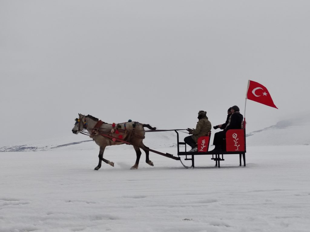 ÇILDIR GÖLÜ'NDE BUZ ÜSTÜNDE ATLI KIZAK KEYFİ