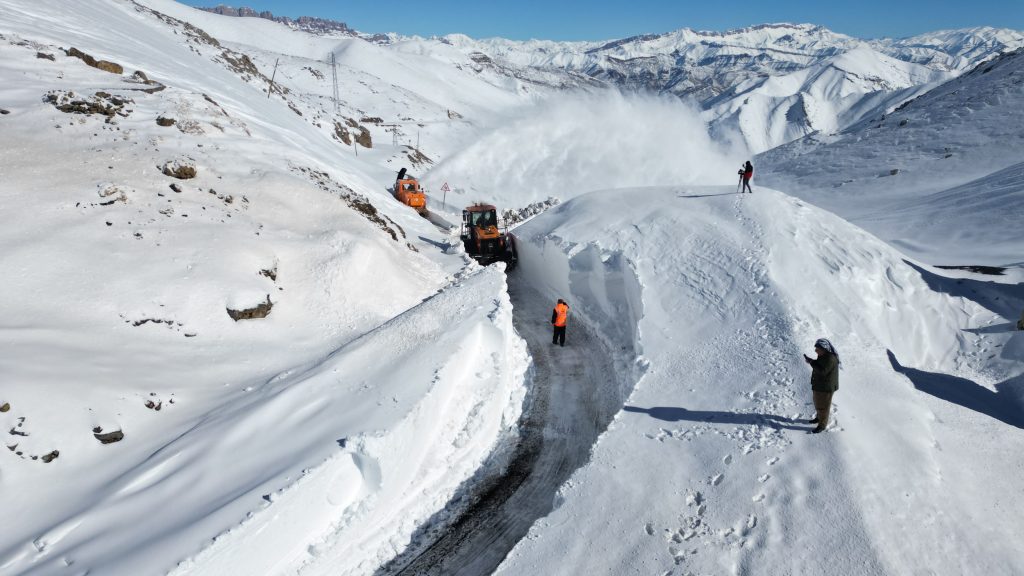 ŞIRNAK'TA KAR KALINLIĞI 2 METREYİ GEÇTİ 15 GÜNDÜR KAPALI OLAN TANİN TANİN GEÇİDİ'NDE KAR TEMİZLEME ÇALIŞMALARI DEVAM EDİYOR