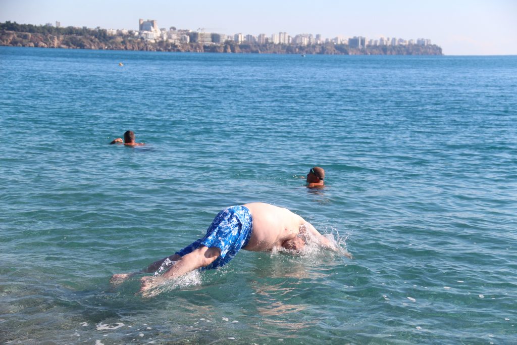 DOĞUDA KAR ESARETİ, ANTALYA'DA 20 DERECEDE DENİZ KEYFİ