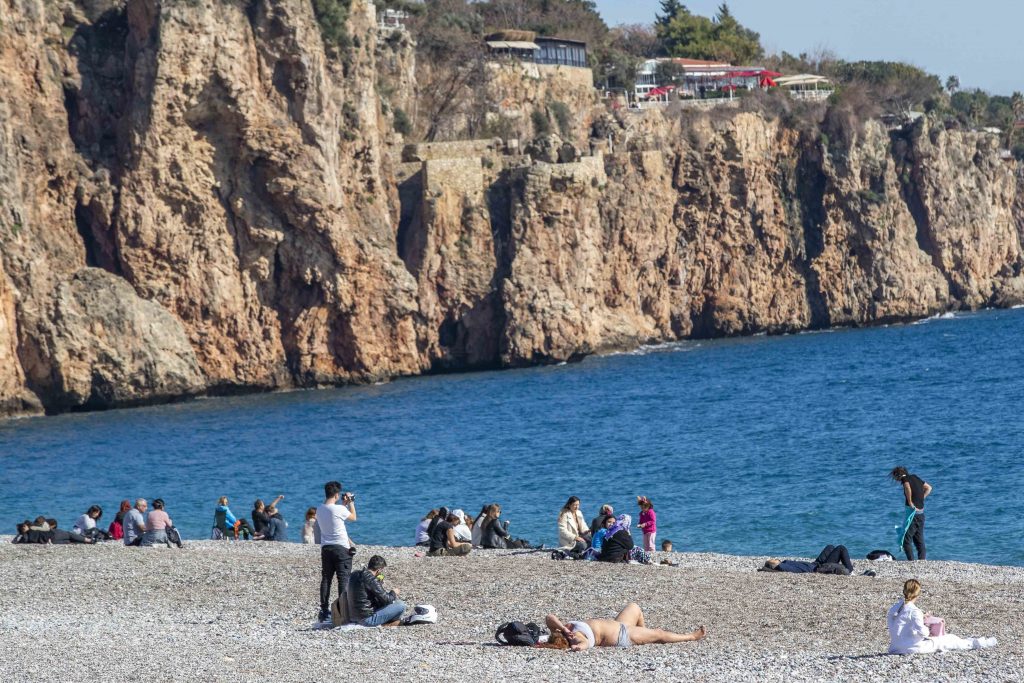 ANTALYA'DAN KIŞ ORTASINDA KISKANDIRAN GÖRÜNTÜLER KAR MANZARASI EŞLİĞİNDE DENİZE GİRİP BOL BOL GÜNEŞLENDİLER SAHİLDE DENİZ VE GÜNEŞ KEYFİ YAPAN VATANDAŞ: "ANKARA'DAKİ AKRABALARIM FOTOĞRAFLARIMI GÖRÜNCE KISKANIYORLAR"