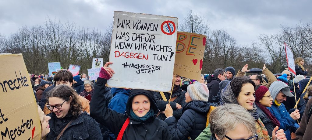 ALMANYA'DA 150 BİN KİŞİDEN BUNDESTAG ÖNÜNDE IRKÇILIĞA KARŞI MİTİNG